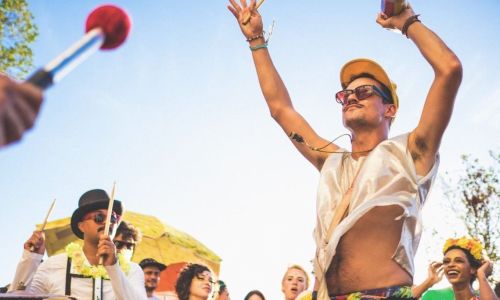 Guto é regente de blocos percussores na retomada do Carnaval de BH, como o Bloco da Praia da Estação, Tico Tico Serra Copo, Filhos de Tchá Tchá e Bloco do Peixoto