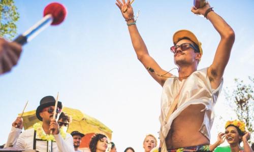 Guto é regente de blocos percussores na retomada do Carnaval de BH, como o Bloco da Praia da Estação, Tico Tico Serra Copo, Filhos de Tchá Tchá e Bloco do Peixoto