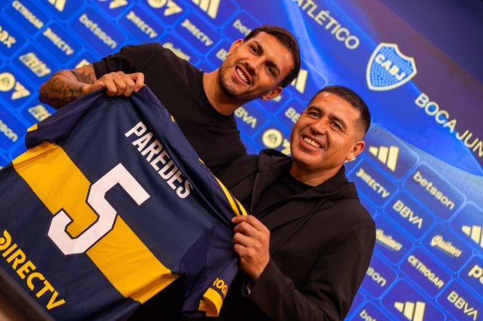 Leandro Paredes sendo apredentado no Boca Juniors, ao lado de Riquelme Leandro Paredes sendo apredentado no Boca Juniors, ao lado de Riquelme