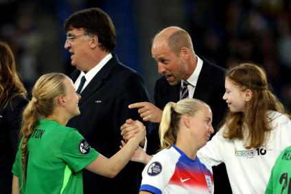 Príncipe William e Charlotte no final do jogo