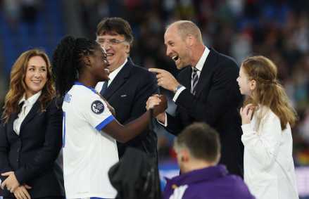 Príncipe William e Charlotte no final do jogo