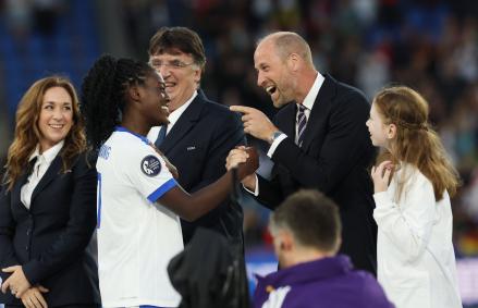 Príncipe William e Charlotte no final do jogo