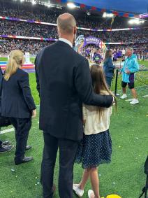 Príncipe William e Charlotte no final do jogo