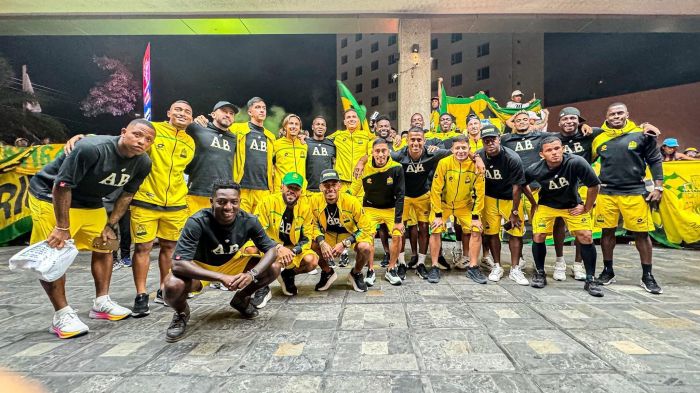 Jogadores do Bucaramanga celebram a torcida nesta quarta-feira (23) em Belo Horizonte
