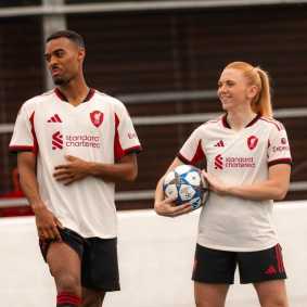 Novos uniformes do Liverpool para a temporada 2025/26