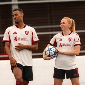 Novos uniformes do Liverpool para a temporada 2025/26