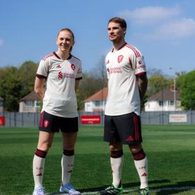 Novos uniformes do Liverpool para a temporada 2025/26