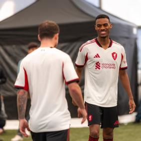 Novos uniformes do Liverpool para a temporada 2025/26
