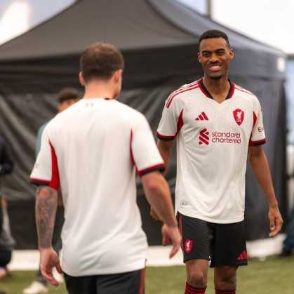 Novos uniformes do Liverpool para a temporada 2025/26
