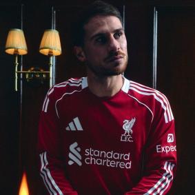 Novos uniformes do Liverpool para a temporada 2025/26