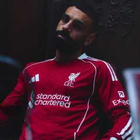 Novos uniformes do Liverpool para a temporada 2025/26