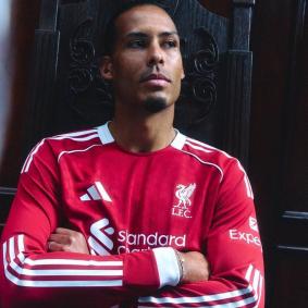 Novos uniformes do Liverpool para a temporada 2025/26