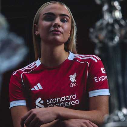 Novos uniformes do Liverpool para a temporada 2025/26