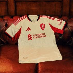 Novos uniformes do Liverpool para a temporada 2025/26