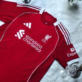 Novos uniformes do Liverpool para a temporada 2025/26