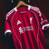 Novos uniformes do Liverpool para a temporada 2025/26