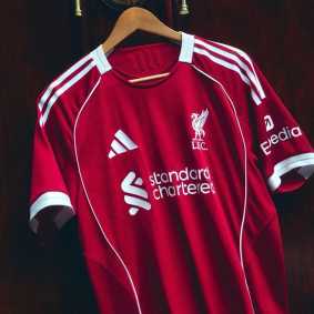 Novos uniformes do Liverpool para a temporada 2025/26