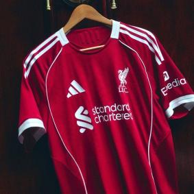Novos uniformes do Liverpool para a temporada 2025/26