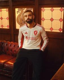 Novos uniformes do Liverpool para a temporada 2025/26