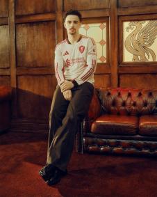 Novos uniformes do Liverpool para a temporada 2025/26