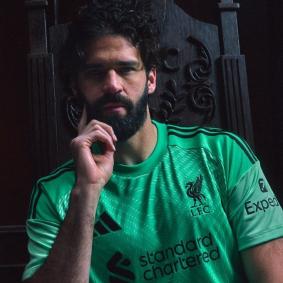 Novos uniformes do Liverpool para a temporada 2025/26