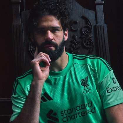 Novos uniformes do Liverpool para a temporada 2025/26