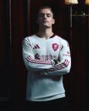 Novos uniformes do Liverpool para a temporada 2025/26