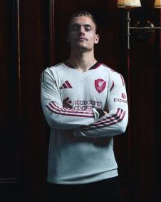 Novos uniformes do Liverpool para a temporada 2025/26