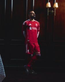 Novos uniformes do Liverpool para a temporada 2025/26