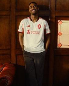 Novos uniformes do Liverpool para a temporada 2025/26