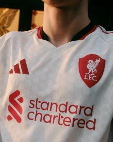 Novos uniformes do Liverpool para a temporada 2025/26