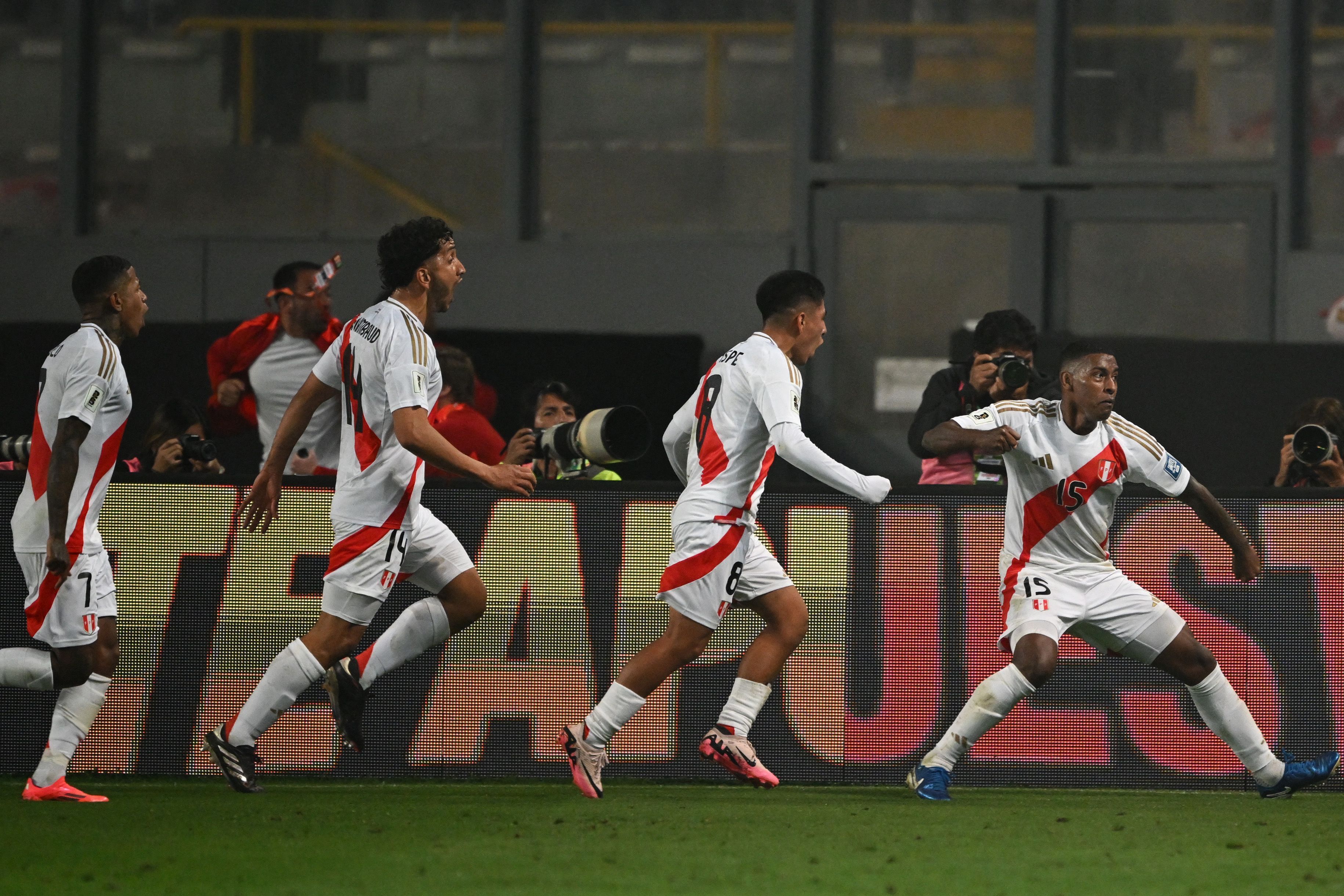 Peru marca no fim, supera o Uruguai e vence a primeira nas Eliminatórias