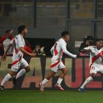 Peru marca no fim, supera o Uruguai e vence a primeira nas Eliminatórias