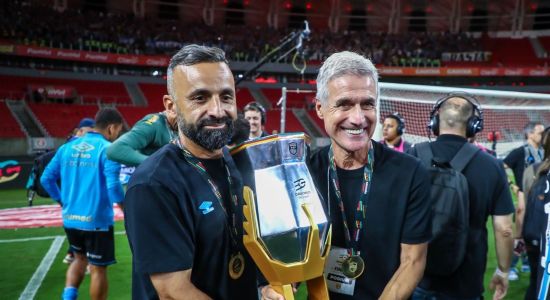 À esquerda, Vítor Severino, e à direita, Luís Castro, auxiliar e treinador do Grêmio