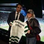 Estrela de Hollywood rouba a cena e 'dá show' após jogo de futebol na Europa