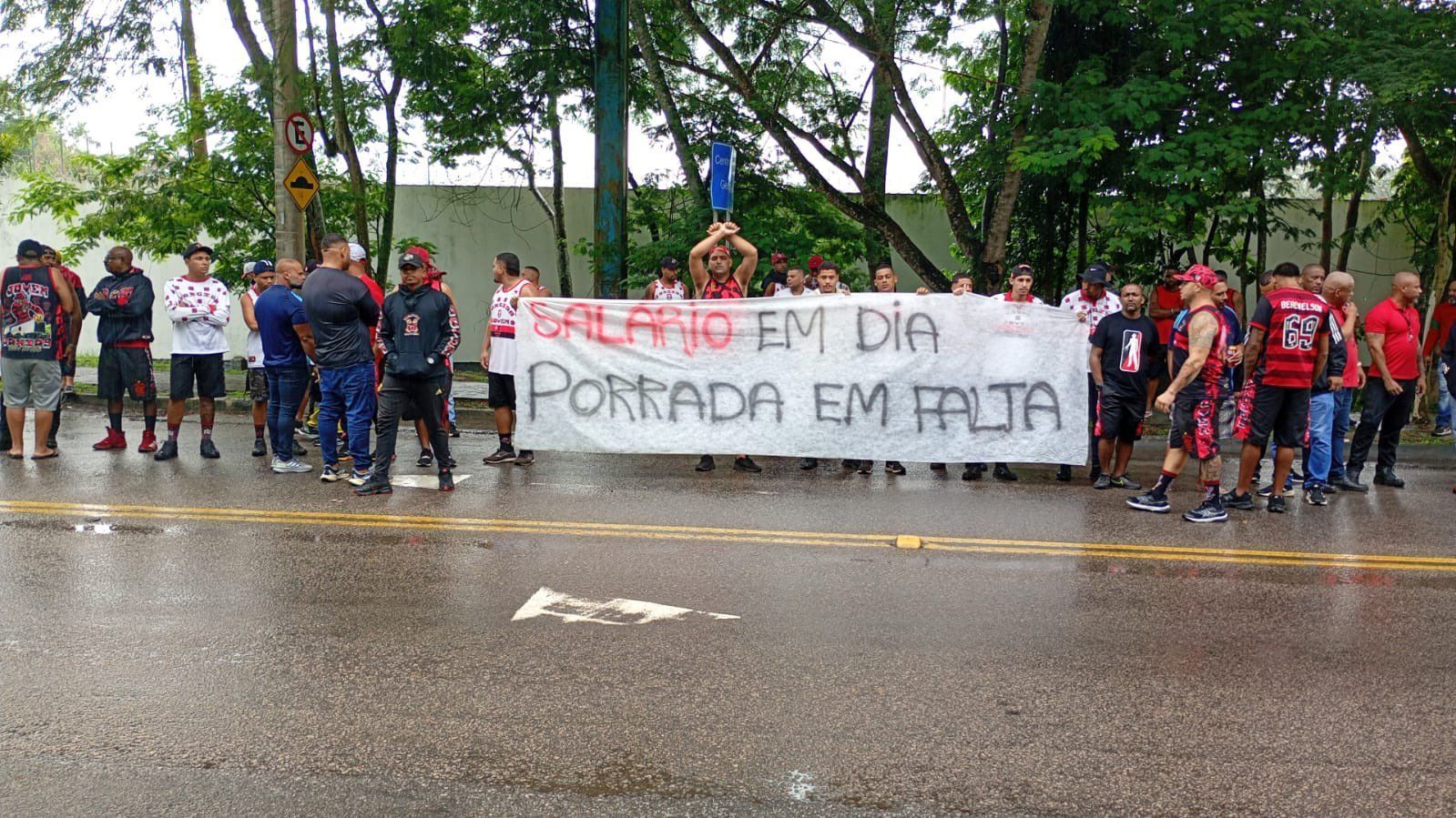 Torcedores do Flamengo protestam em frente ao Ninho do Urubu após vice da Recopa