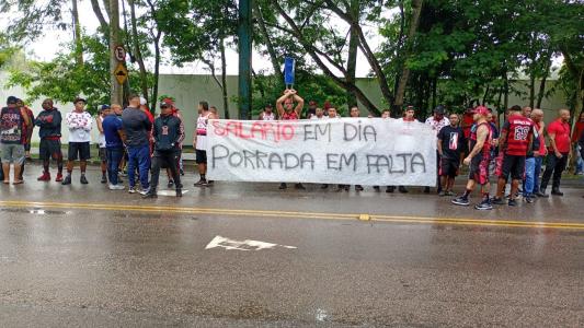 Torcedores do Flamengo protestam em frente ao Ninho do Urubu