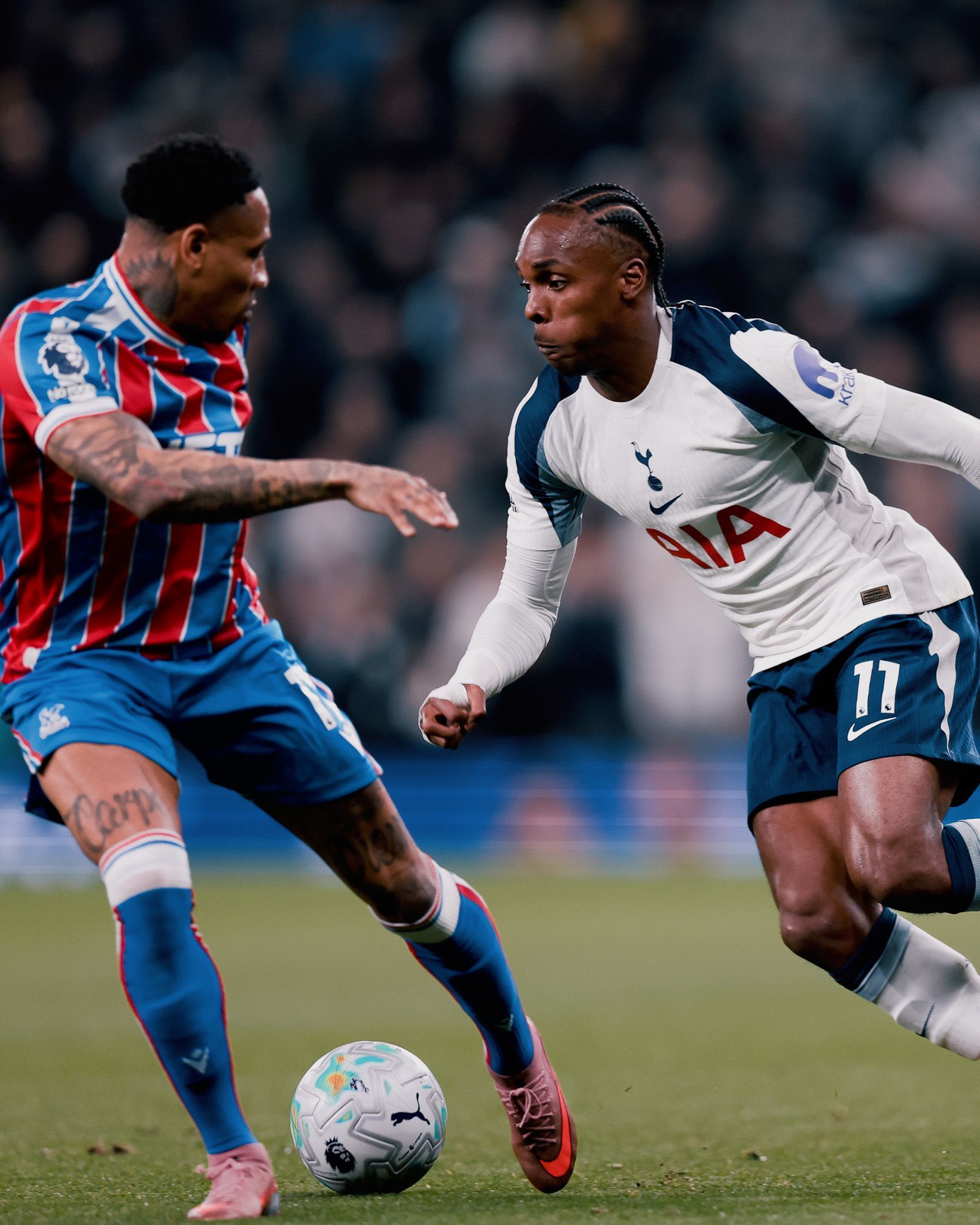 Com um a menos, Tottenham perde de virada para o Palace e se aproxima do Z4