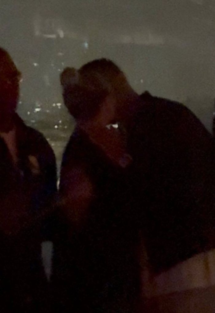 Mbappé é flagrado aos beijos com Ester Expósito