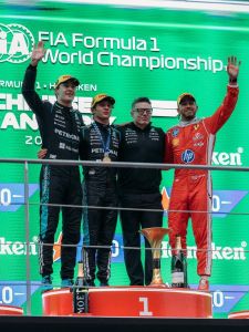 Antonelli, Russell e Hamilton no pódio
