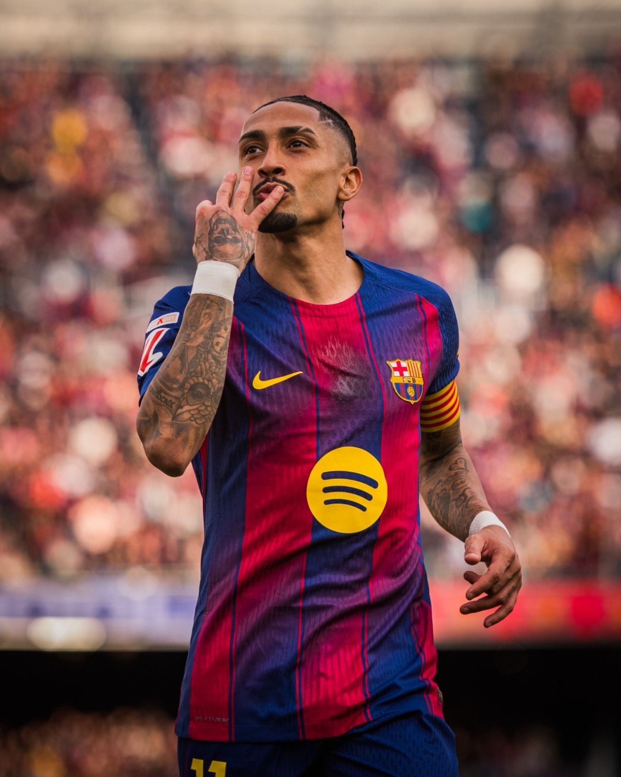 Barcelona goleia Sevilla com hat-trick de Raphinha e mantém vantagem sobre o Real Madrid
