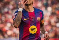 Barcelona goleia Sevilla com hat-trick de Raphinha e mantém vantagem sobre o Real Madrid