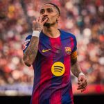 Barcelona goleia Sevilla com hat-trick de Raphinha e mantém vantagem sobre o Real Madrid