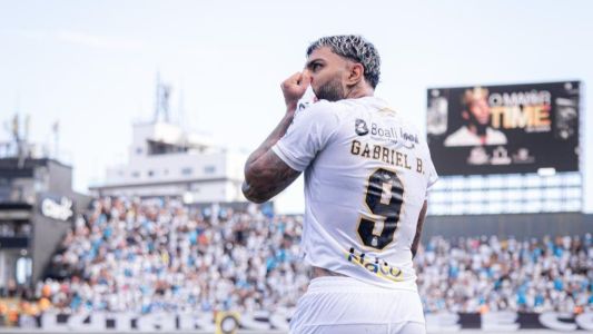 Gabigol comemora gol pelo Santos na Vila Belmiro