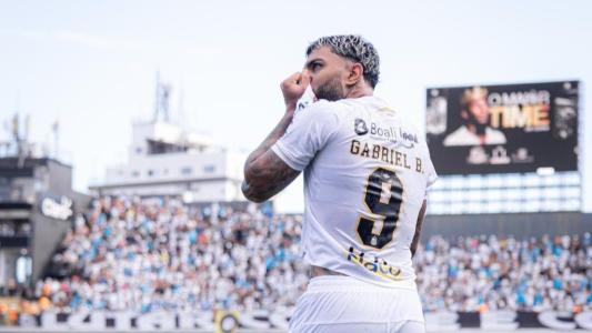Gabigol comemora gol pelo Santos na Vila Belmiro