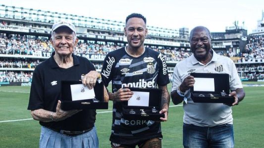 Neymar recebe placa antes de jogo do Santos na Vila Belmiro
