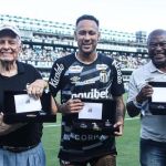 De olho em Neymar, membro da Seleção Brasileira assiste Santos x Corinthians na Vila