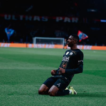 Ousmane Dembélé comemora gol pelo PSG sobre o Chelsea em jogo da Champions League
