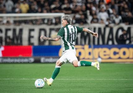 Josué concedeu duas assistências e ajudou o Coritiba a vencer o Corinthians de forma inédita na Neo Química Arena