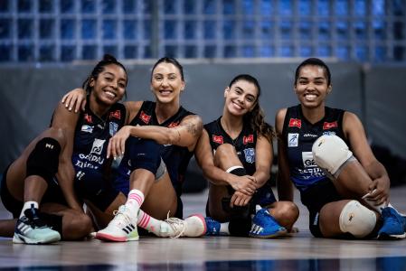 Kisy, Pri Daroit, Kika e Kelly durante treinamento do Gerdau Minas